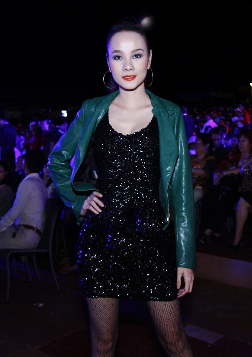 9. Dù thiết kế váy sequin khá đơn giản, thế nhưng bộ đầm đen, ôm sát cơ thể của Dương Yến Ngọc đã nhanh chóng chứng minh chân lý: "Đơn giản là trên hết" từng tồn tại lâu đời trong lãnh địa thời trang