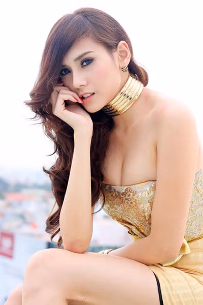 Á hậu Hoàng Yến diện váy cúp ngực khoe vai trần.