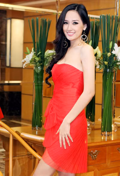 Mai Phương Thúy diện váy ngắn cúp ngực, khoe vai trần nuột nà và đôi chân dài miên man.