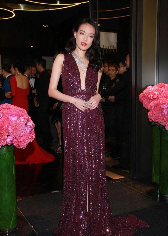 Được biết đây là chiếc váy khá đắt đỏ nằm trong BST thời trang cao cấp của Elie Sabb. Người đẹp Thư Kỳ cũng từng diện chiếc váy tương tự trong bữa tiệc thời trang hồi đầu năm 2012