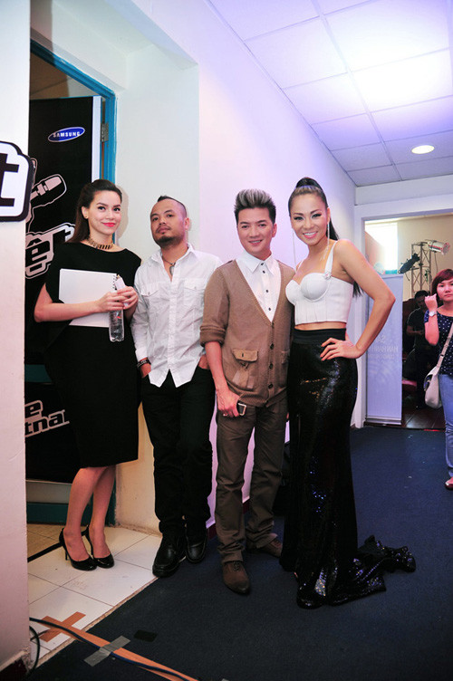 Song lúc này, phong cách của 2 vị huấn luyện viên vẫn khá đơn giản