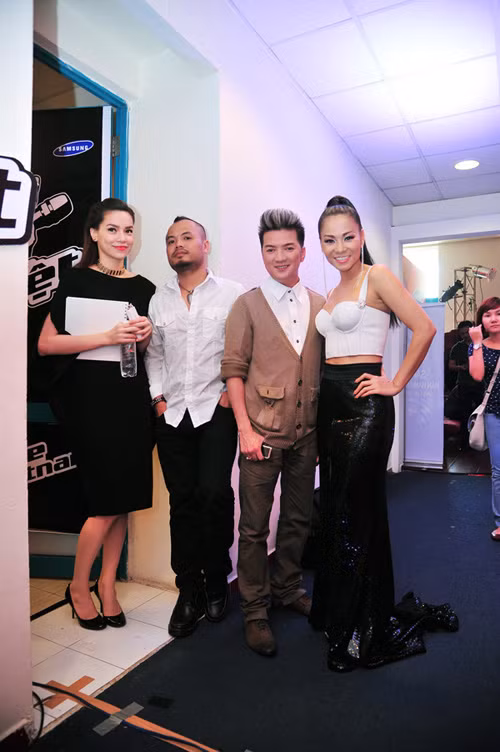 Song lúc này, phong cách của 2 vị huấn luyện viên vẫn khá đơn giản