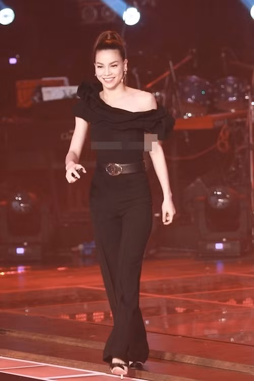 Cả 2 cô nàng đều diện 2 bộ đồ màu đen với 2 phong cách khác nhau, nhưng vẫn thật nổi bật và xinh đẹp