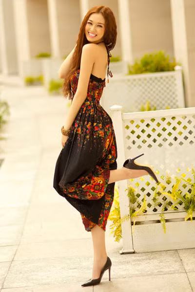 Khánh My khoe vai trần thon thả, cười tươi đẹp dịu dàng.