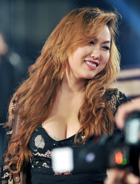 Mỗi lần đi sự kiện, cô nàng "da nâu" luôn lựa chọn những trang phục không thể nóng bỏng hơn với phần cổ rộng mở nhằm khoe ra cặp tuyết lê nặng trĩu silicon Mỗi lần đi sự kiện, cô nàng "da nâu" luôn lựa chọn những trang phục không thể nóng bỏng hơn với phần cổ rộng mở nhằm khoe ra cặp tuyết lê nặng trĩu silicon