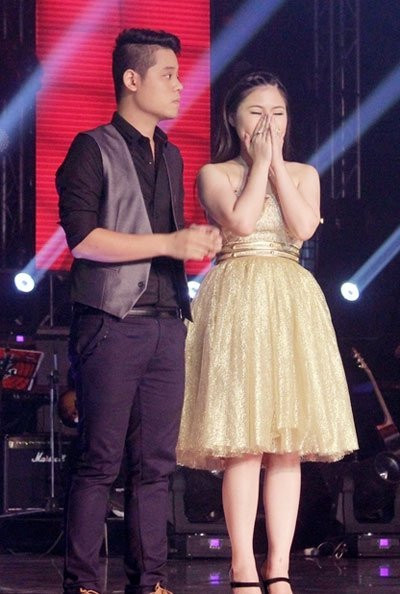 Đêm Liveshow 2, cô nàng quán quân của The Voice 2012 xuất hiện cùng một chiếc váy ánh vàng bồng bềnh và nữ tính. Có vẻ như cô nàng khá yêu thích phong cách công chúa nhẹ nhàng và bay bổng này Đêm Liveshow 2, cô nàng quán quân của The Voice 2012 xuất hiện cùng một chiếc váy ánh vàng bồng bềnh và nữ tính. Có vẻ như cô nàng khá yêu thích phong cách công chúa nhẹ nhàng và bay bổng này