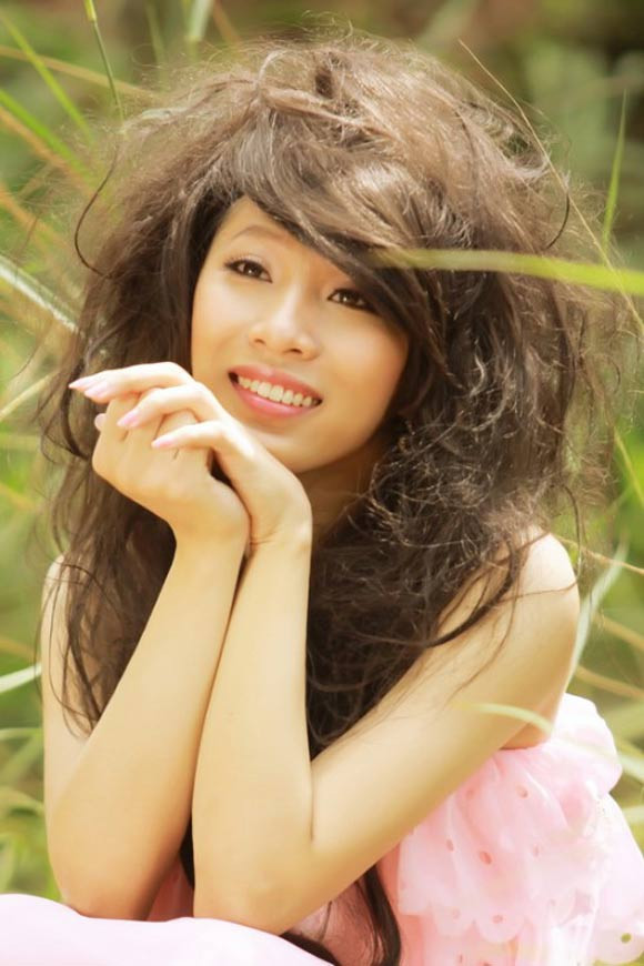 Không chỉ gây sốc với những hình ảnh chuyển giới đẹp, chàng ca sĩ Nước mắt đêm thâu còn khiến nhiều người tò mò với tuyên bố sẽ kết hôn đồng tính với một ca sĩ nổi tiếng. Không chỉ gây sốc với những hình ảnh chuyển giới đẹp, chàng ca sĩ Nước mắt đêm thâu còn khiến nhiều người tò mò với tuyên bố sẽ kết hôn đồng tính với một ca sĩ nổi tiếng.