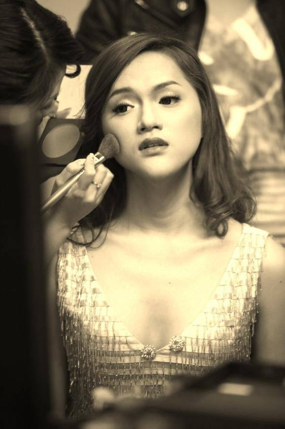 Nguyễn Hương Giang Sở hữu gương mặt xinh đẹp và ngoại hình bốc lửa, ngay từ khi tham gia vòng loại Vietnam Idol 2012 Hương Giang đã được chú ý, được cả 3 vị giám khảo đánh giá khá cao. Sau nhiều nghi vấn của khán giả, Hương Giang đã chính thức thừa nhận mình là người chuyển giới. Cô chia sẻ, mình muốn công khai việc này một cách nhẹ nhàng. Cô khẳng định rằng quyết định chuyển đổi giới tính không phải vì chuyện yêu đương mà vì muốn sống đúng với con người thật của mình. Nguyễn Hương Giang Sở hữu gương mặt xinh đẹp và ngoại hình bốc lửa, ngay từ khi tham gia vòng loại Vietnam Idol 2012 Hương Giang đã được chú ý, được cả 3 vị giám khảo đánh giá khá cao. Sau nhiều nghi vấn của khán giả, Hương Giang đã chính thức thừa nhận mình là người chuyển giới. Cô chia sẻ, mình muốn công khai việc này một cách nhẹ nhàng. Cô khẳng định rằng quyết định chuyển đổi giới tính không phải vì chuyện yêu đương mà vì muốn sống đúng với con người thật của mình.