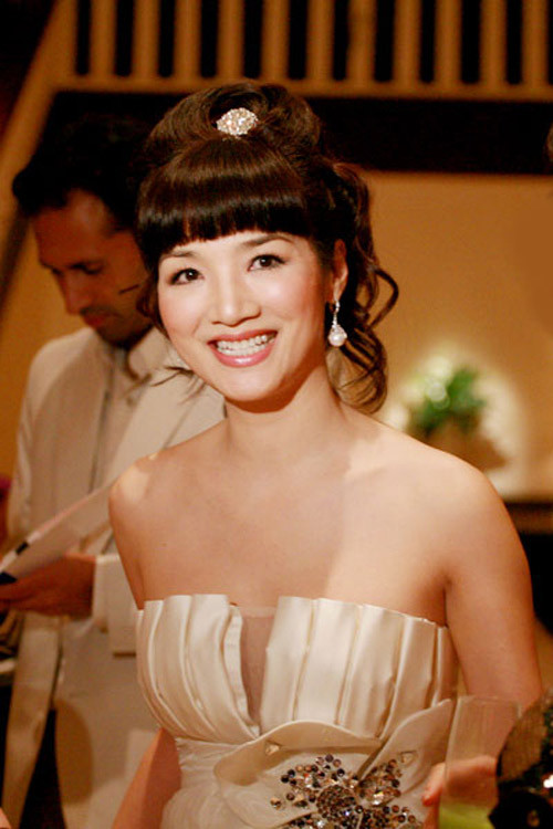 Vẻ đẹp sang trọng, quý phái của Giáng My chắc chắn sẽ đẳng cấp hơn nếu như cô biết tiết chế những kiểu tóc phù hợp.