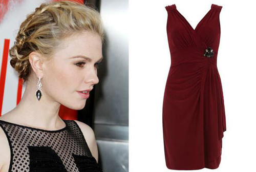 7. Váy cổ chữ V Những chiếc váy cổ chữ V cũng thu hút sự chú ý của người đối diện vào phần phía trước (ngực). Do đó, để tạo phong cách thanh lịch, nhẹ nhàng và sang trọng thì bạn nên tết tóc vòng tròn hoặc búi tóc thấp sau gáy. Ngoài ra, không nên lạm dụng keo hay gôm xịt giữ nếp để giữ mái tóc tự nhiên.