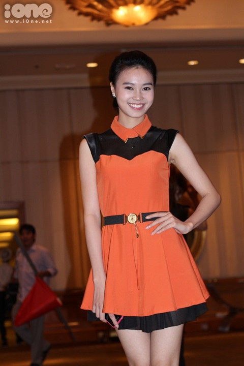 Nàng "tiểu Tăng Thanh Hà" - Lan Ngọc cũng giống đàn chị ở vẻ ngoài trong sáng, thánh thiện và thân hình nhỏ nhắn. Nàng "tiểu Tăng Thanh Hà" - Lan Ngọc cũng giống đàn chị ở vẻ ngoài trong sáng, thánh thiện và thân hình nhỏ nhắn.