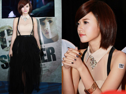 Gặp nhiều thất bại khi hướng đến hình ảnh quyến rũ, Midu lại tiếp tục tìm đến sự mới mẻ khác. Lần này, nữ diễn viên chọn phong cách cá tính. Midu xuất hiện đầy bất ngờ với mái tóc mới trong dịp ra mắt Mùa hè lạnh. Kiểu tóc cá tính của cô nhận được nhiều lời khen, tuy nhiên, chiếc váy tông đen chất liệu ren lại khiến nữ diễn viên mất điểm. Chiếc váy được thiết kế bằng chất liệu ren thuộc xu hướng của những năm trước, chỉ phù hợp với những thiết kế ren bèo đậm chất công chúa. Gặp nhiều thất bại khi hướng đến hình ảnh quyến rũ, Midu lại tiếp tục tìm đến sự mới mẻ khác. Lần này, nữ diễn viên chọn phong cách cá tính. Midu xuất hiện đầy bất ngờ với mái tóc mới trong dịp ra mắt Mùa hè lạnh. Kiểu tóc cá tính của cô nhận được nhiều lời khen, tuy nhiên, chiếc váy tông đen chất liệu ren lại khiến nữ diễn viên mất điểm. Chiếc váy được thiết kế bằng chất liệu ren thuộc xu hướng của những năm trước, chỉ phù hợp với những thiết kế ren bèo đậm chất công chúa.