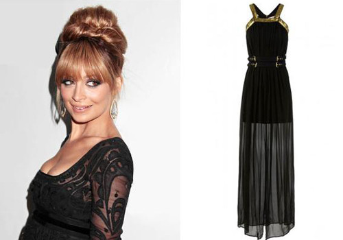 6. Váy cổ yếm Bạn nên búi tóc cao trên đỉnh đầu khi mặc váy cổ yếm hoặc váy hai dây để phần cổ trông thanh thoát hơn cũng như khoe được những chi tiết cầu kì trên dây áo (nếu có). Cần tránh những kiểu tóc ngắn ôm sát vào vai.