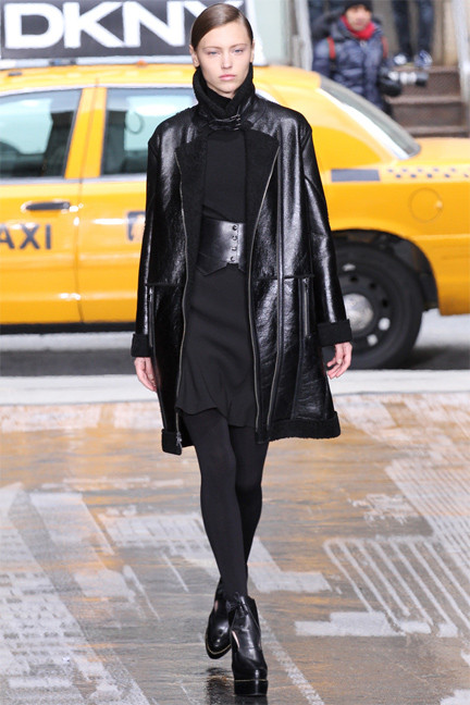Chiếc áo khoác dáng suông của thương hiệu DKNY. Chiếc áo khoác dáng suông của thương hiệu DKNY.