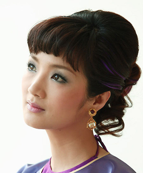 Đã vấn tóc kiểu cách, Giáng My còn uốn xoăn một vài lọn ở sau đầu, highlight màu tím.