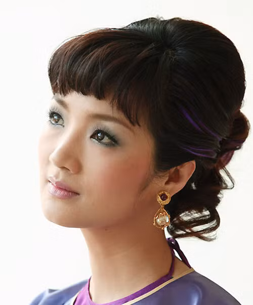 Đã vấn tóc kiểu cách, Giáng My còn uốn xoăn một vài lọn ở sau đầu, highlight màu tím.