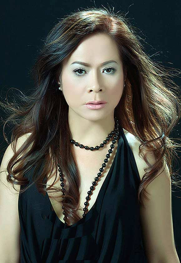 Di Yến Quỳnh Di Yến Quỳnh tiết lộ, cô cảm nhận được mình là một người phụ nữ thật sự từ rất sớm. Chính bởi vậy, khát khao chuyển giới để sống đúng với con người mình luôn mãnh liệt trào dâng trong lòng Di Yến Quỳnh. Chị từng chia sẻ: “Dù mang cái lốt đàn ông nhưng cô thậm chí còn “đàn bà” hơn cả nhiều phụ nữ khác”. Di Yến Quỳnh Di Yến Quỳnh tiết lộ, cô cảm nhận được mình là một người phụ nữ thật sự từ rất sớm. Chính bởi vậy, khát khao chuyển giới để sống đúng với con người mình luôn mãnh liệt trào dâng trong lòng Di Yến Quỳnh. Chị từng chia sẻ: “Dù mang cái lốt đàn ông nhưng cô thậm chí còn “đàn bà” hơn cả nhiều phụ nữ khác”.