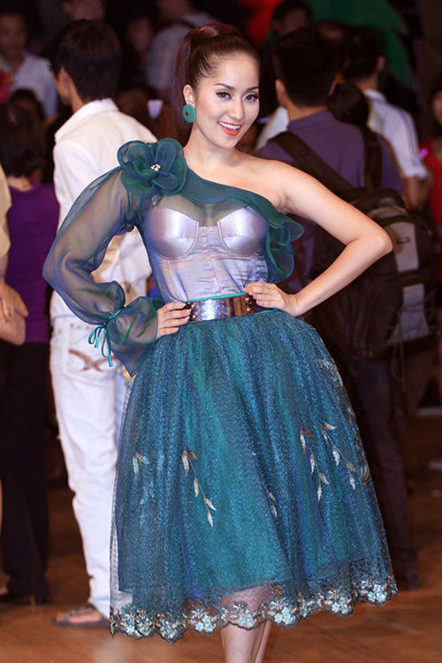 Bộ váy trong suốt để lộ vòng 1 phản cảm trước hàng triệu khán giả xem truyền hình bị người xem đem ra mổ xẻ. Để sửa sai, Khánh Thi quyết định chọn trang phục áo dài kín đáo và nề nã, tuy nhiên, chiếc áo dài này đã từng được Mai Phương Thúy mặc từ đầu năm 2012. Bộ váy trong suốt để lộ vòng 1 phản cảm trước hàng triệu khán giả xem truyền hình bị người xem đem ra mổ xẻ. Để sửa sai, Khánh Thi quyết định chọn trang phục áo dài kín đáo và nề nã, tuy nhiên, chiếc áo dài này đã từng được Mai Phương Thúy mặc từ đầu năm 2012.