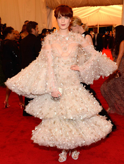 Nữ ca sĩ Florence Welch trông như một cây thông Noel màu sắc đơn điệu tạiMetropolitan Museum of Art Award. Nữ ca sĩ Florence Welch trông như một cây thông Noel màu sắc đơn điệu tạiMetropolitan Museum of Art Award.