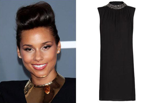 3. Váy có cổ trang sức Những chiếc váy này được thiết kế với phần cổ cầu kỳ, đính đá, kim sa lấp lánh hoặc sử dụng chất liệu khác hẳn so với thân váy. Khi mặc, bạn sẽ không cần phải đeo thêm vòng cổ. Với đặc điểm như vậy nên khi mặc kiểu váy này, bạn cần lưu ý chọn mái tóc phù hợp để thu hút sự chú ý vào phần cổ áo. Do đó, một kiểu tóc búi cao gọn gàng là lựa chọn hợp lý. Tùy vào dáng váy điệu đà hay cá tính mà bạn biến tấu phần tóc mái cho thêm sinh động.