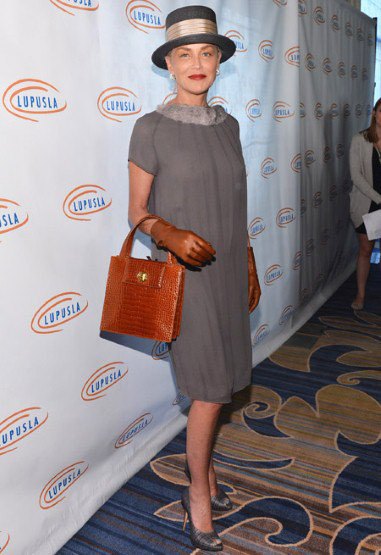 Sharon Stone phối phong cách nửa cao bồi, nửa quý tộc Sharon Stone phối phong cách nửa cao bồi, nửa quý tộc