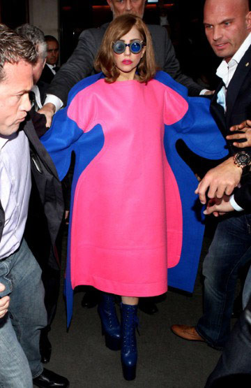 Lady Gaga diện bộ đồ giống kiểu túi chuyền nước Lady Gaga diện bộ đồ giống kiểu túi chuyền nước