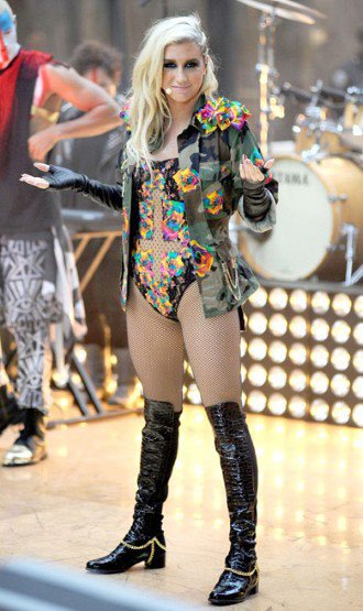 Ke$ha nửa hầm hố, nửa gợi cảm và thêm chút hương vị màu mè Ke$ha nửa hầm hố, nửa gợi cảm và thêm chút hương vị màu mè