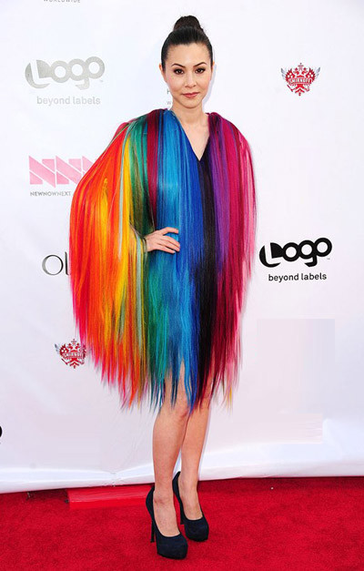 Còn nữ diễn viên người Anh China Chow thì hệt như một chú vẹt lòe loẹt. Còn nữ diễn viên người Anh China Chow thì hệt như một chú vẹt lòe loẹt.