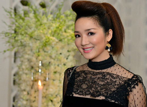 Vừa làm xoăn dập, vừa uốn phồng mái nên kiểu tóc của Giáng My bị cứng nhắc.