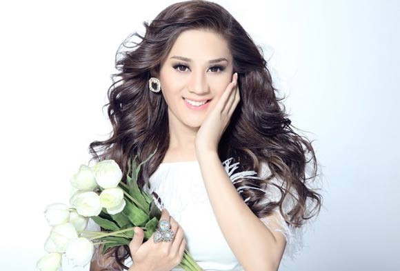 Khanh Chi Lâm Thông tin cô nàng có tên Khanh Chi Lâm thực chất là giọng ca của Trái tim sỏi đá một thời - Lâm Chí Khanh đã khiến công chúng tò mò trong nửa cuối năm 2012. Những bức hình của cô khiến người xem ngỡ ngàng vì vẻ xinh đẹp nữ tính. Và ngay lập tức, cái tên Khanh Chi Lâm trở thành tâm điểm của dư luận và truyền thông từ đó đến nay. Khanh Chi Lâm Thông tin cô nàng có tên Khanh Chi Lâm thực chất là giọng ca của Trái tim sỏi đá một thời - Lâm Chí Khanh đã khiến công chúng tò mò trong nửa cuối năm 2012. Những bức hình của cô khiến người xem ngỡ ngàng vì vẻ xinh đẹp nữ tính. Và ngay lập tức, cái tên Khanh Chi Lâm trở thành tâm điểm của dư luận và truyền thông từ đó đến nay.