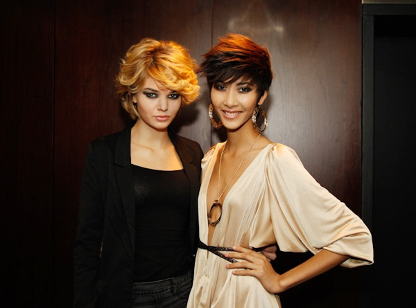 Hoàng Thùy khoe ngực gầy với đầm khoét sâu đến bụng. Hoàng Thùy khoe ngực gầy với đầm khoét sâu đến bụng.