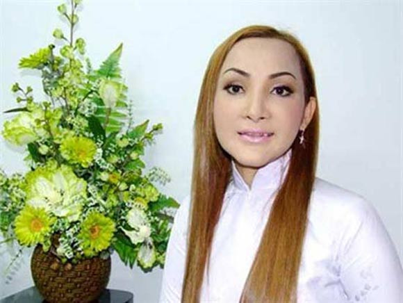 Trong khi đó, Cát Tuyền lại là ca sĩ chuyến giới khá đình đám trong cộng đồng người Việt ở ở hải ngoại. Tên thật là Ngô Hải Vân, Cát Tuyền cũng nhận ra sự thật mình là "người phụ nữ mang thân xác đàn ông" từ rất sớm. Người yêu thứ hai đi lấy vợ, Cát Tuyền quyết tâm sang Thái Lan phẫu thuật chuyển đổi giới tính để tìm lại chính mình. Trải qua không biết bao nhiêu đau đớn cả về thể xác lẫn tâm hồn, cuối cùng, cô đã có một gia đình hạnh phúc. Trong khi đó, Cát Tuyền lại là ca sĩ chuyến giới khá đình đám trong cộng đồng người Việt ở ở hải ngoại. Tên thật là Ngô Hải Vân, Cát Tuyền cũng nhận ra sự thật mình là "người phụ nữ mang thân xác đàn ông" từ rất sớm. Người yêu thứ hai đi lấy vợ, Cát Tuyền quyết tâm sang Thái Lan phẫu thuật chuyển đổi giới tính để tìm lại chính mình. Trải qua không biết bao nhiêu đau đớn cả về thể xác lẫn tâm hồn, cuối cùng, cô đã có một gia đình hạnh phúc.