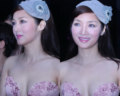 Giá như Hoa hậu đền Hùng không cài lên đầu những phụ kiện nặng nề thì mái tóc thẳng sẽ hoàn hảo hơn rất nhiều.