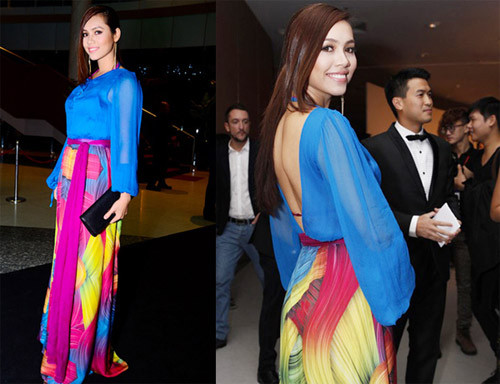 Sự thiếu tinh tế của cô lộ rõ nhất trong đêm diễn thời trang mang tên The Muse của NTK Đỗ Mạnh Cường. Thay vì chọn trang phục quyến rũ và hợp tông cùng đại gia đình người yêu, người đẹp lại chọn chiếc váy nhiều màu sắc, trang phục khiến người xem liên tưởng đến phục trang thường thấy trong các vở tuồng chèo. Được biết, đây là thiết kế thuộc dòng đắt đỏ của một nhãn hàng cao cấp, tuy nhiên với cách chọn và phối trang phục thiếu tinh tế, Hoàng My đã vô tình biến mình thành "tắc kè hoa" lạc lõng. Sự thiếu tinh tế của cô lộ rõ nhất trong đêm diễn thời trang mang tên The Muse của NTK Đỗ Mạnh Cường. Thay vì chọn trang phục quyến rũ và hợp tông cùng đại gia đình người yêu, người đẹp lại chọn chiếc váy nhiều màu sắc, trang phục khiến người xem liên tưởng đến phục trang thường thấy trong các vở tuồng chèo. Được biết, đây là thiết kế thuộc dòng đắt đỏ của một nhãn hàng cao cấp, tuy nhiên với cách chọn và phối trang phục thiếu tinh tế, Hoàng My đã vô tình biến mình thành "tắc kè hoa" lạc lõng.