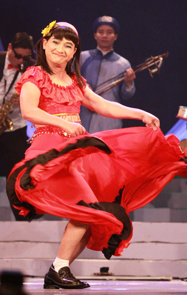 Anh Vũ cũng tham gia phần trình diễn này, múa may quay cuồng.... Anh Vũ cũng tham gia phần trình diễn này, múa may quay cuồng....