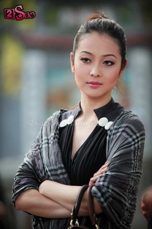 Có một điều dễ nhận thấy rằng: Jennifer Phạm càng giản dị, càng đẹp.