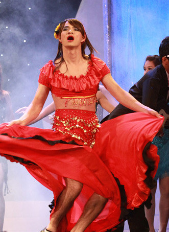 "Cô gái" có đôi chân nam giới! "Cô gái" có đôi chân nam giới!