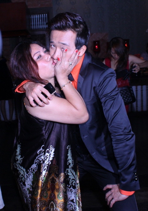 Trấn Thành có vẻ bất ngờ với nụ hôn môi của chị Siu.