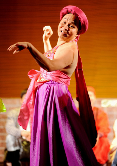 Ham “hóng hớt” đến nỗi, đôi khi anh ví mình giống kẻ bụi đời, nhưng bù lại, thấy hạnh phúc khi được lăn lóc vào cuộc sống để tìm ra nhiều chất liệu cho vai diễn của mình. Ham “hóng hớt” đến nỗi, đôi khi anh ví mình giống kẻ bụi đời, nhưng bù lại, thấy hạnh phúc khi được lăn lóc vào cuộc sống để tìm ra nhiều chất liệu cho vai diễn của mình.