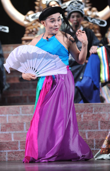 Xuân Hinh diễn ở mọi nơi, từ nước ngoài, nơi sang trọng đến bãi đất dành cho ông bà, trẻ con nhà quê lam lũ - những người vất vả nhặt từng đồng, từng hào, bán từng gánh bèo, từng củ su hào, mà cố gom góp lấy 5 nghìn, 10 nghìn mua vé xem anh diễn dưới trời rét căm căm 9, 10 độ C. Xuân Hinh diễn ở mọi nơi, từ nước ngoài, nơi sang trọng đến bãi đất dành cho ông bà, trẻ con nhà quê lam lũ - những người vất vả nhặt từng đồng, từng hào, bán từng gánh bèo, từng củ su hào, mà cố gom góp lấy 5 nghìn, 10 nghìn mua vé xem anh diễn dưới trời rét căm căm 9, 10 độ C.