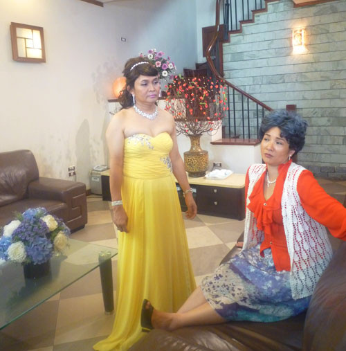 Là gương mặt "gạo cội" làng hài miền Bắc, nhưng Xuân Hinh thích được coi là một nghệ sĩ hát chèo hơn. Việc diễn hài, bên cạnh làm vui cho đời chỉ là cách anh mưu sinh, thỉnh thoảng đi "chạy sô chạy chậu” lấy tiền nuôi vợ con. Là gương mặt "gạo cội" làng hài miền Bắc, nhưng Xuân Hinh thích được coi là một nghệ sĩ hát chèo hơn. Việc diễn hài, bên cạnh làm vui cho đời chỉ là cách anh mưu sinh, thỉnh thoảng đi "chạy sô chạy chậu” lấy tiền nuôi vợ con.