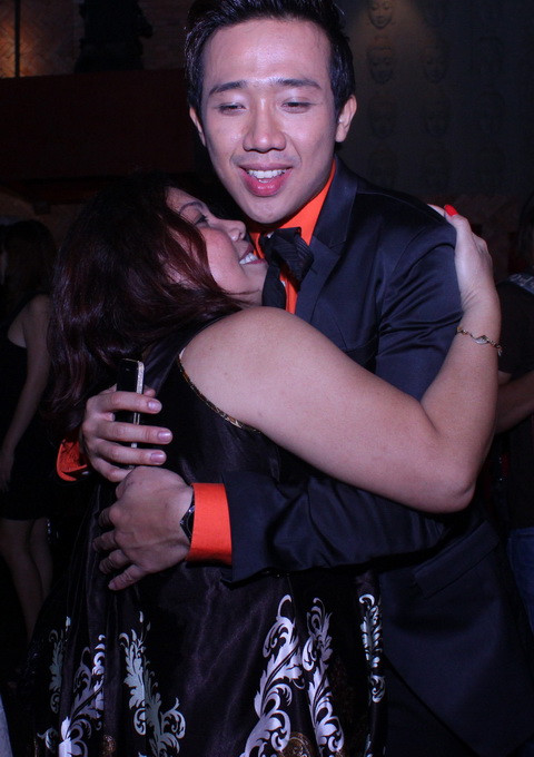 Siu Black ôm chúc mừng Trấn Thành.