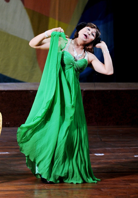 Bằng tài năng trời phú, chỉ cần Xuân Hinh nói chuyện chơi, thừa khiến khán giả cười “giãy lên đành đạch” - như một người từng nhận xét. Hoặc có người lại nói, Xuân Hinh cứ diễn là nhập thần, cứ như "lên đồng" vậy! Bằng tài năng trời phú, chỉ cần Xuân Hinh nói chuyện chơi, thừa khiến khán giả cười “giãy lên đành đạch” - như một người từng nhận xét. Hoặc có người lại nói, Xuân Hinh cứ diễn là nhập thần, cứ như "lên đồng" vậy!