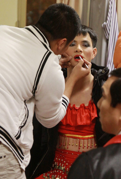 Thật khó để tưởng tượng "nàng" Xuân Bắc trông thế nào sau khi hóa trang xong. Thật khó để tưởng tượng "nàng" Xuân Bắc trông thế nào sau khi hóa trang xong.