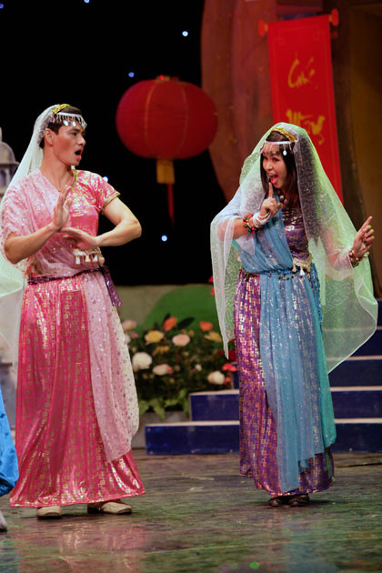 Duyên chị, duyên em... Duyên chị, duyên em...