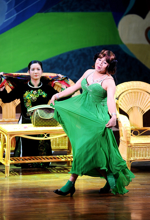 Nói tới Xuân Hinh, nhiều người trong nghề ngưỡng mộ tôn anh là "vua Hề", bạn bè khen anh “chơi được". Có lẽ hàng vạn người hâm mộ luôn chờ đợi để được nghe anh hát, nghe anh khóc cười trên sân khấu. Nói tới Xuân Hinh, nhiều người trong nghề ngưỡng mộ tôn anh là "vua Hề", bạn bè khen anh “chơi được". Có lẽ hàng vạn người hâm mộ luôn chờ đợi để được nghe anh hát, nghe anh khóc cười trên sân khấu.