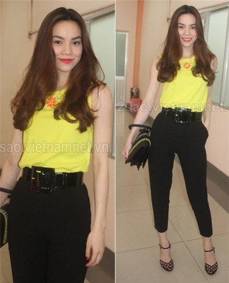 Chỉ đơn giản với quần tây màu đen kết hợp áo ba lỗ vàng thêu hoa viền cổ,Hồ Ngọc Hà cũng đủ thu hút sự chú ý của mọi người xung quanh. Chỉ đơn giản với quần tây màu đen kết hợp áo ba lỗ vàng thêu hoa viền cổ,Hồ Ngọc Hà cũng đủ thu hút sự chú ý của mọi người xung quanh.