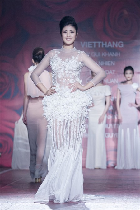 Ngọc Hân trình diễn một thiết kế đính hoa