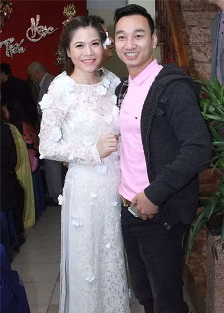 Ca sĩ Mỹ Dung diện một chiếc áo dài trắng đính hoa rất thu hút trong lễ ăn hỏi.