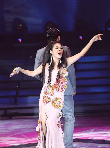 Trước đó, cô từng bị báo giới chỉ trích gay gắt với bộ váy quảng cáo cho nhãn mì ăn liền